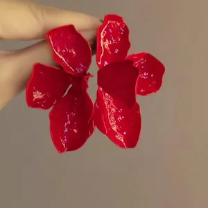 Elegante rote Emaille-Blumenohrringe mit Goldfolie für einen süßen Sommer-Look
