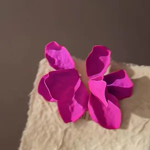 Kräftige magentarote Stoffblüten-Ohrstecker für einen süßen Sommerurlaubs-Look