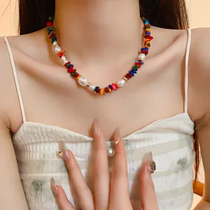 Gros plan détaillé d'un collier ras du cou en perles multicolores porté sur le cou.