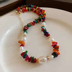 Gros plan détaillé d'un collier bohème en pierres multicolores et perles blanches