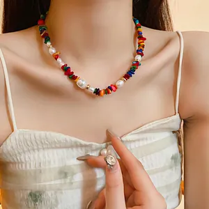 Gros plan détaillé d'un collier ras du cou artisanal en perles et pierres colorées