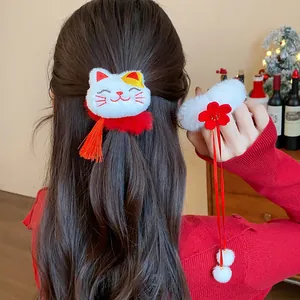 Dettaglio del set di elastici per capelli di Capodanno con gatto rosso e fiori