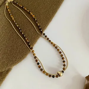 Elegante collana a doppio strato con perle occhio di tigre e ciondolo a sfera