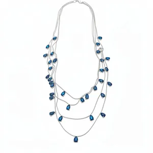 Elegante collar de varias capas con piedras de circón azul en forma de gota.
