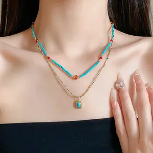 Vue détaillée d'un collier rétro à deux rangs avec perles style turquoise et pendentif