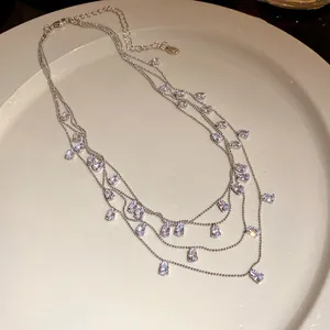 Vista detallada de un elegante collar de varias capas con circonitas en forma de gota