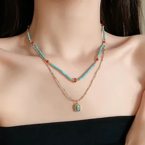 Vue détaillée d'un collier vintage à double rang avec des perles turquoise.