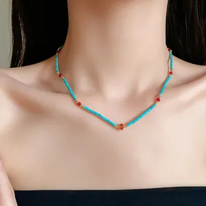 Détail de collier en pierre rétro avec turquoise bleue et perles rouges