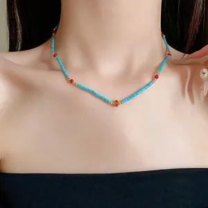 Détail d'un collier rétro de style nouveau chinois avec des perles de pierres artificielles bleues