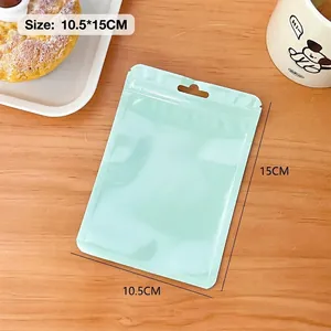 Vista detallada de la bolsa de cierre automático verde menta con medidas 10,5x15 cm