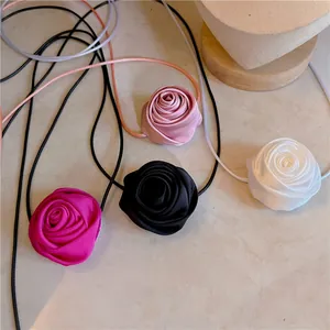 Colliers ras du cou rose rétro français en plusieurs couleurs avec de longs rubans