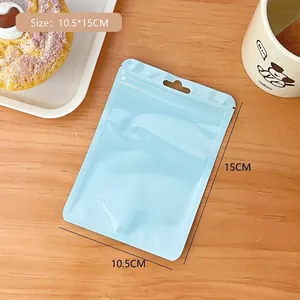 Detalle de bolsa con cierre azul macarrón con dimensiones de tamaño 10,5x15 cm