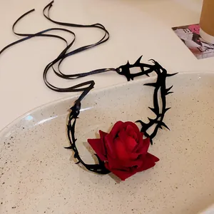 Gros plan détaillé du choker vintage français avec rose rouge et épines noires élégantes