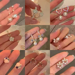 Boucles d'Oreilles Clous Fleur en Cuivre Plaqué Or Véritable Avec Tige en Argent Sterling 925 Strass Perle Artificielle Bijoux Élégants pour Femmes