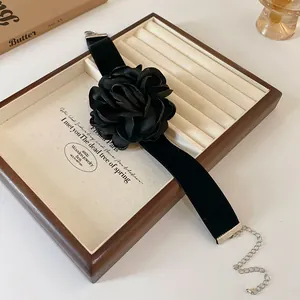 Collier ras-du-cou en velours noir élégant avec une grande et belle rose en tissu 3D