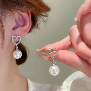 Élégantes boucles d'oreilles cœur en strass et perles, aiguilles en argent doré.