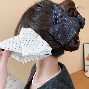 Pinces à cheveux élégantes avec nœuds à pois noirs et blancs pour un look élégant