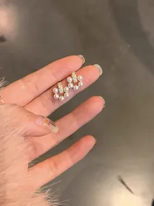 Élégantes boucles d'oreilles fleurs avec perles délicates et zircons brillants en or