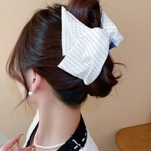 Pince à cheveux élégante en tissu blanc à pois bleus de style coréen pour femmes