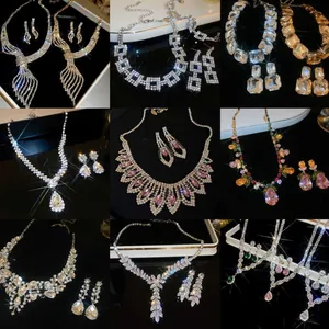 Parure de Bijoux en Alliage de Fleurs en Strass Scintillants Collier Et Boucles d'oreilles Pour Banquet De Mariage Accessoire De Mode De Luxe Pour Femmes