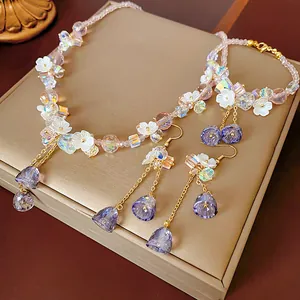 Vintage-Schmuckset im Hofstil mit weißen Blumen und lila Kristalltropfen