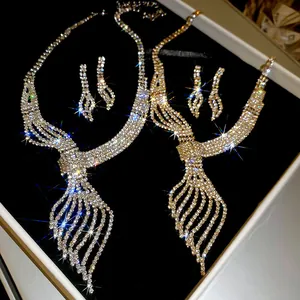 Parure de bijoux étincelante avec collier et boucles d'oreilles en strass argent et or
