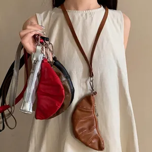 Collar Monedero Croissant de Cuero Sintético Vintage Colgante Plisado Hecho a Mano para Mujer Mini Bolso Estilo Retro Cadena de Suéter