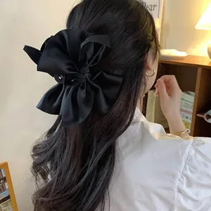 Grote Franse vintage haarklem met zwarte satijnen strik voor een elegante haarstijl