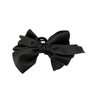 Elegante Franse vintage haarclip met zwarte satijnen strik voor klassieke dameskapsels