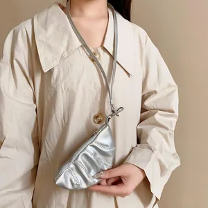 Monedero de cuerno de cuero sintético plateado usado como accesorio de collar de moda