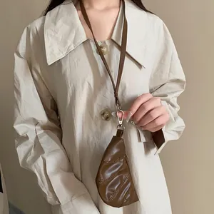 Elegante monedero de piel sintética en forma de cuerno usado como collar largo ajustable