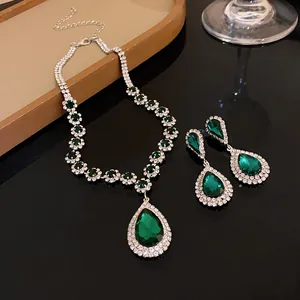 Smaragdgrünes Tropfen-Kristall-Halsketten- und Ohrring-Schmuckset in Silber-Optik
