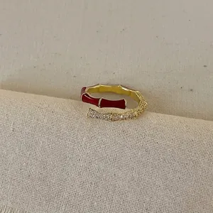 Elegante anello a bambù placcato oro con smalto rosso e zirconi pavé brillanti