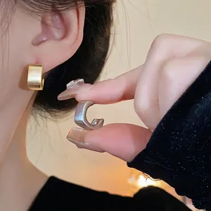 Pendientes de aro cuadrados de metal cepillado minimalista en oro y plata