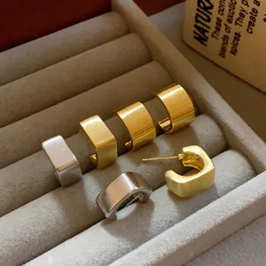 Elegantes pendientes de aro cuadrados de metal cepillado en acabados dorado y plateado