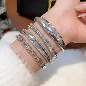Elegante versilberte Armreifen mit glitzernden Zirkonia und Flaschenkürbis-Design