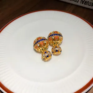 Makroansicht von Vintage-Ohrringen mit 18 Karat Vergoldung und bunten Zirkonia