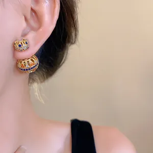 Detailansicht der Vintage-Ohrringe, 18 Karat vergoldet, mit bunten Zirkonia-Steinen