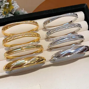Luxuriöse vergoldete und versilberte Armreifen Kollektion mit funkelnden Zirkonia-Steinen