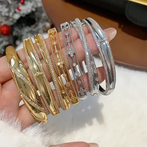 Nahaufnahme von vergoldeten und versilberten Armreifen mit Zirkon-Kürbissen im Luxusstil.