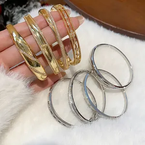 Detaillierte Nahaufnahme luxuriöser goldener und silberner Wulu-Armbänder mit Zirkonia