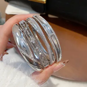Makroansicht von versilberten Armbändern mit Zirkonia-Mikropavé und Kürbis-Schnalle