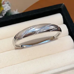 Nahaufnahme eines minimalistischen Silber-Zirkonia-Armbands mit Pavé-Fassung in einer Box.