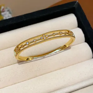 Detailaufnahme eines vergoldeten Armreifs mit Zirkonia und elegantem Perlenrand