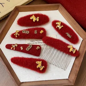Set di fermagli in feltro rosso con cavalli dorati e monete per acconciature di Capodanno