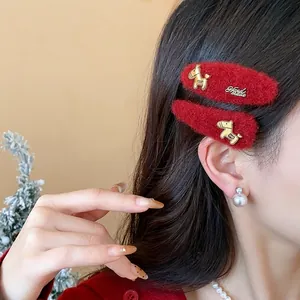 Eleganti fermagli per capelli in lana rossa con ciondoli a cavallo d'oro per Capodanno