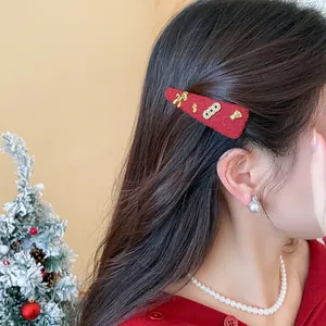 Primo piano dettagliato di un fermaglio per capelli in feltro rosso con ciondoli d'oro festivi