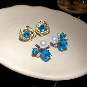 Elegantes Pendientes de Botón de Perla Artificial Cuadrados Irregulares para Mujer con Poste de Plata de Ley 925 y Strass Azul Incrustado