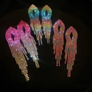 Orecchini a nappa lunga con strass colorati a gradiente per un look audace