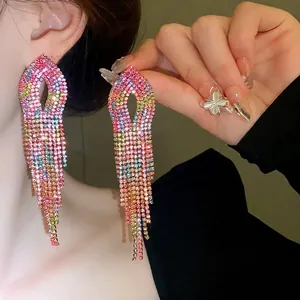 Orecchini nappa con strass sfumati e aghi d'argento per un look audace e glamour